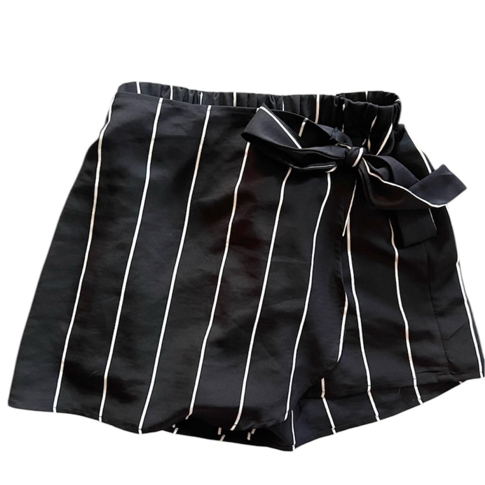 🖤CHARLOTTE RUSSE SUPER CUTE BLACK AND WHITE WRAP SKORT-EUC🖤SZ XS